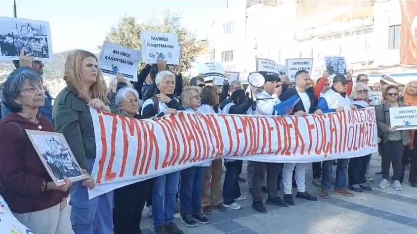 FOÇA’DA ÇAMUR İSYANI: HALK SAHİLDE, BELEDİYE BAŞKANI PERDE ARKASINDA!