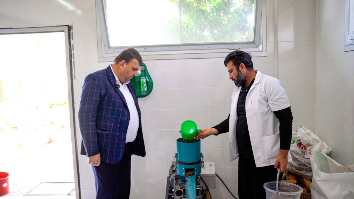 Seferihisar’da sıfır atıkla mama üretimi başladı  Başkan Yetişkin: “Artık çöpe giden yemekler can dostlarımız için mamaya dönüşüyor”