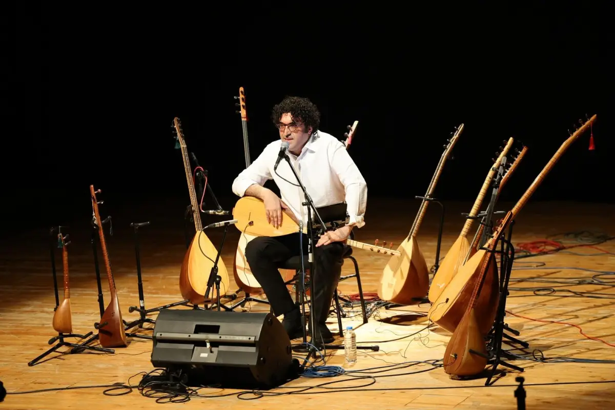 Erdem Şimşek dinleyenleri büyüledi: Saznâme konseri İzmir'de büyük ilgi gördü