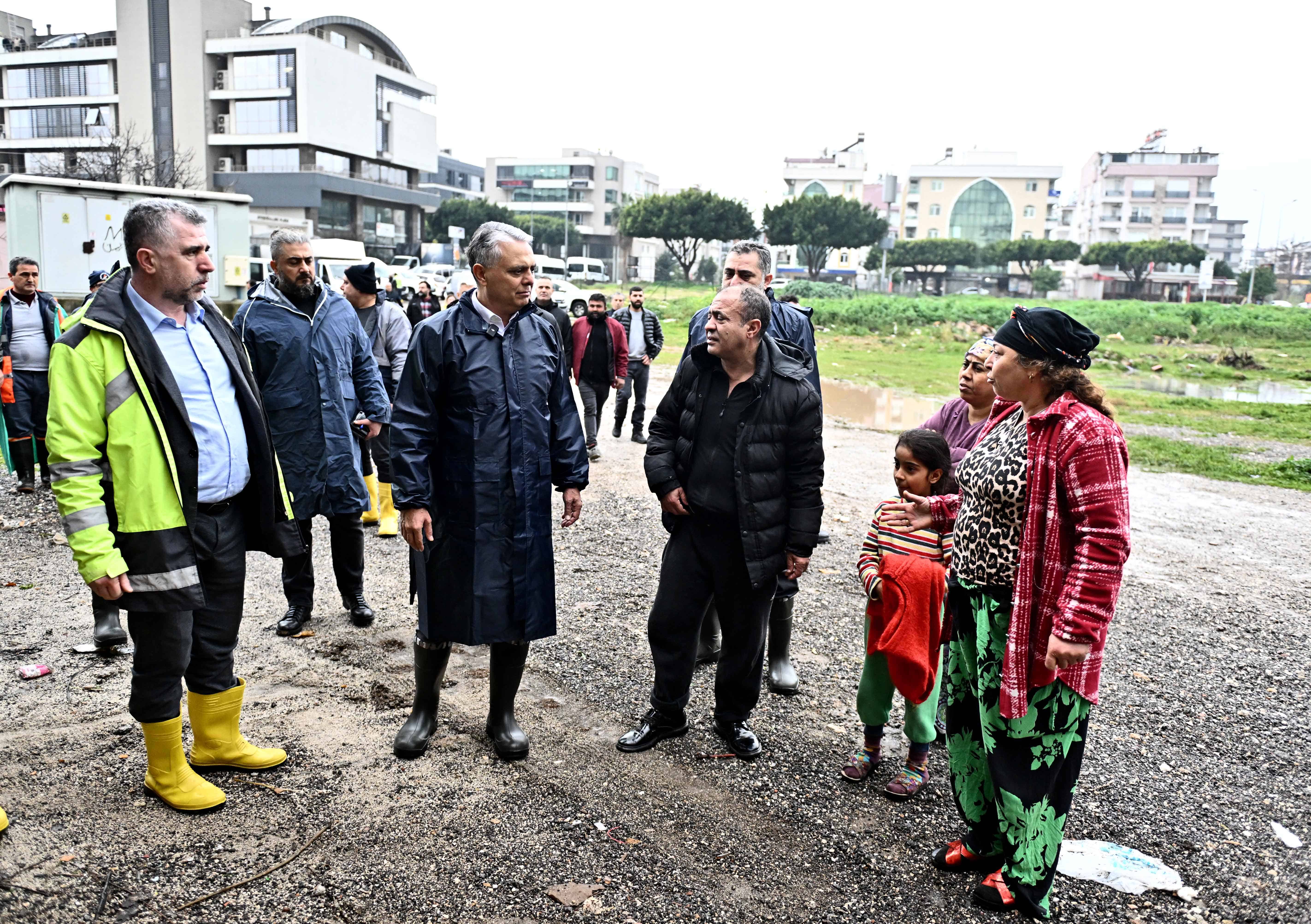 Sel baskınından zarar gören evlere Başkan Uysal’dan ziyaret