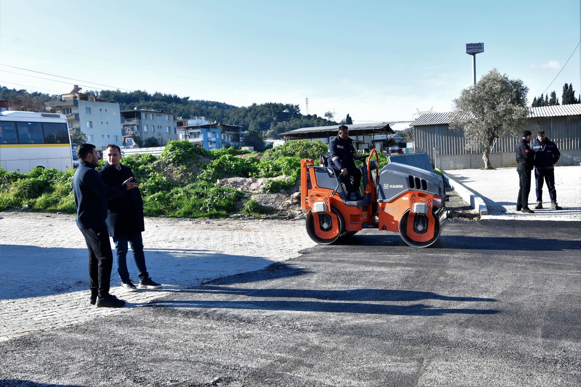 Bornova’da yol seferberliği sürüyor